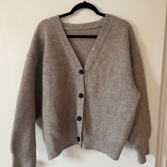 Stylish Beige Cardigan with Black Buttons - Picture 3 of 5
